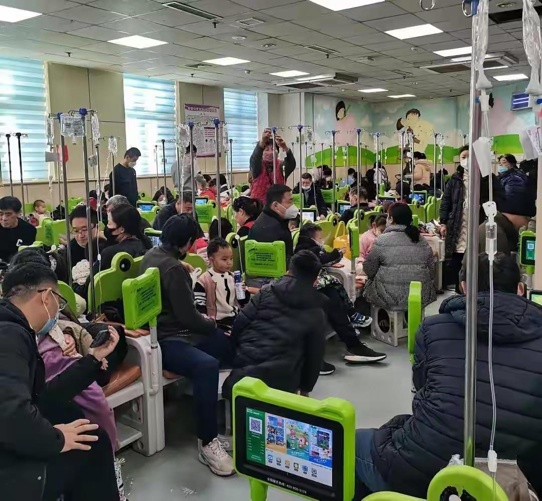 山东临沂流感风暴席卷校园！一小时300患儿挤爆医院，班级空荡只剩个位数学生，专家