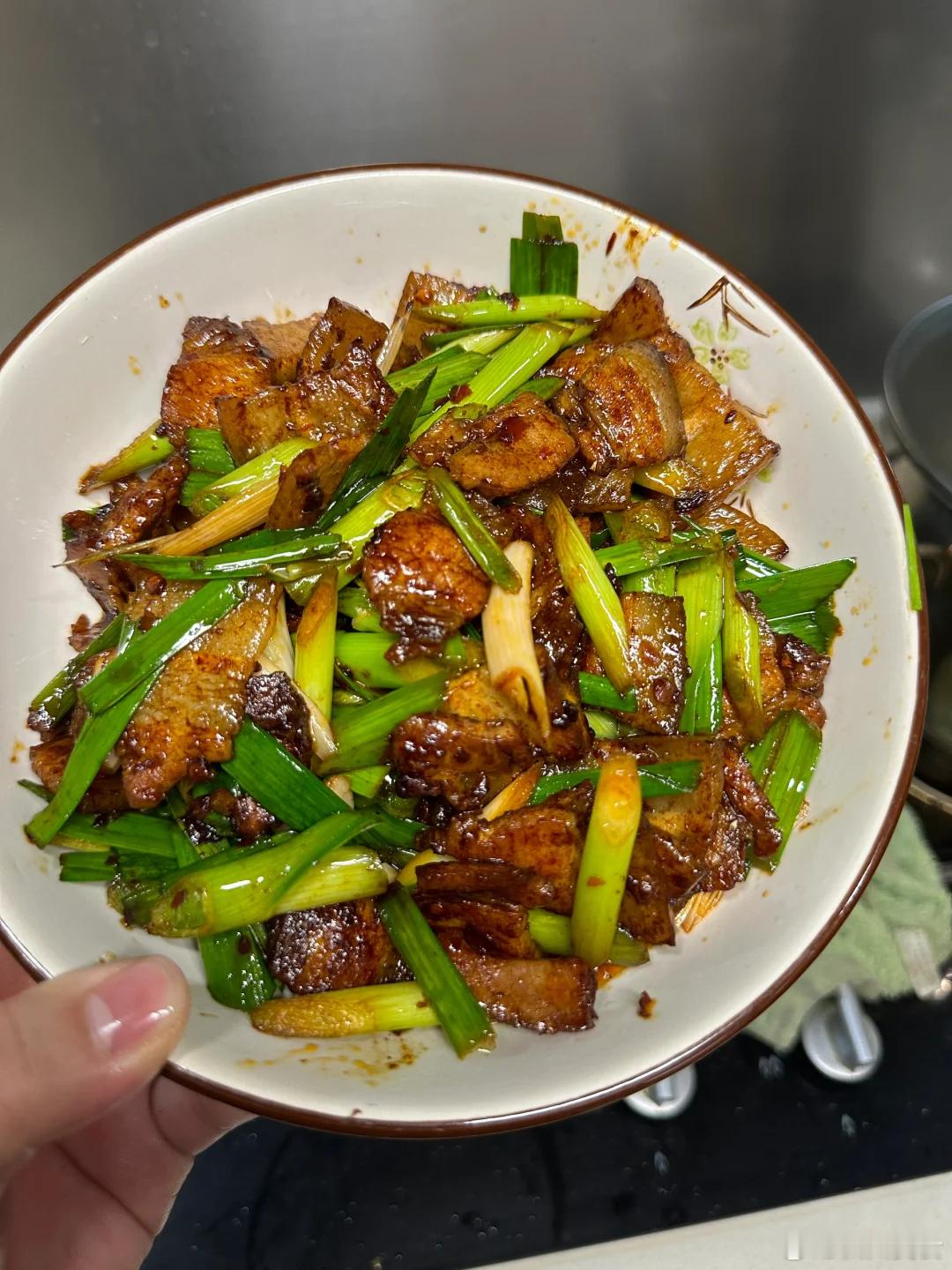 做了几年的蒜苗回锅肉的家常做法，巨下饭！！快收藏起来过年的时候可以露一手1.食材