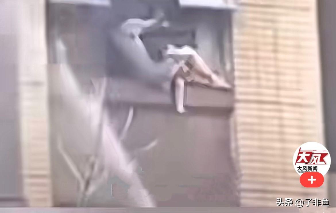 为什么不是先救人？救援队伍已经到现场了，还发生这样的悲剧，太痛心……
     