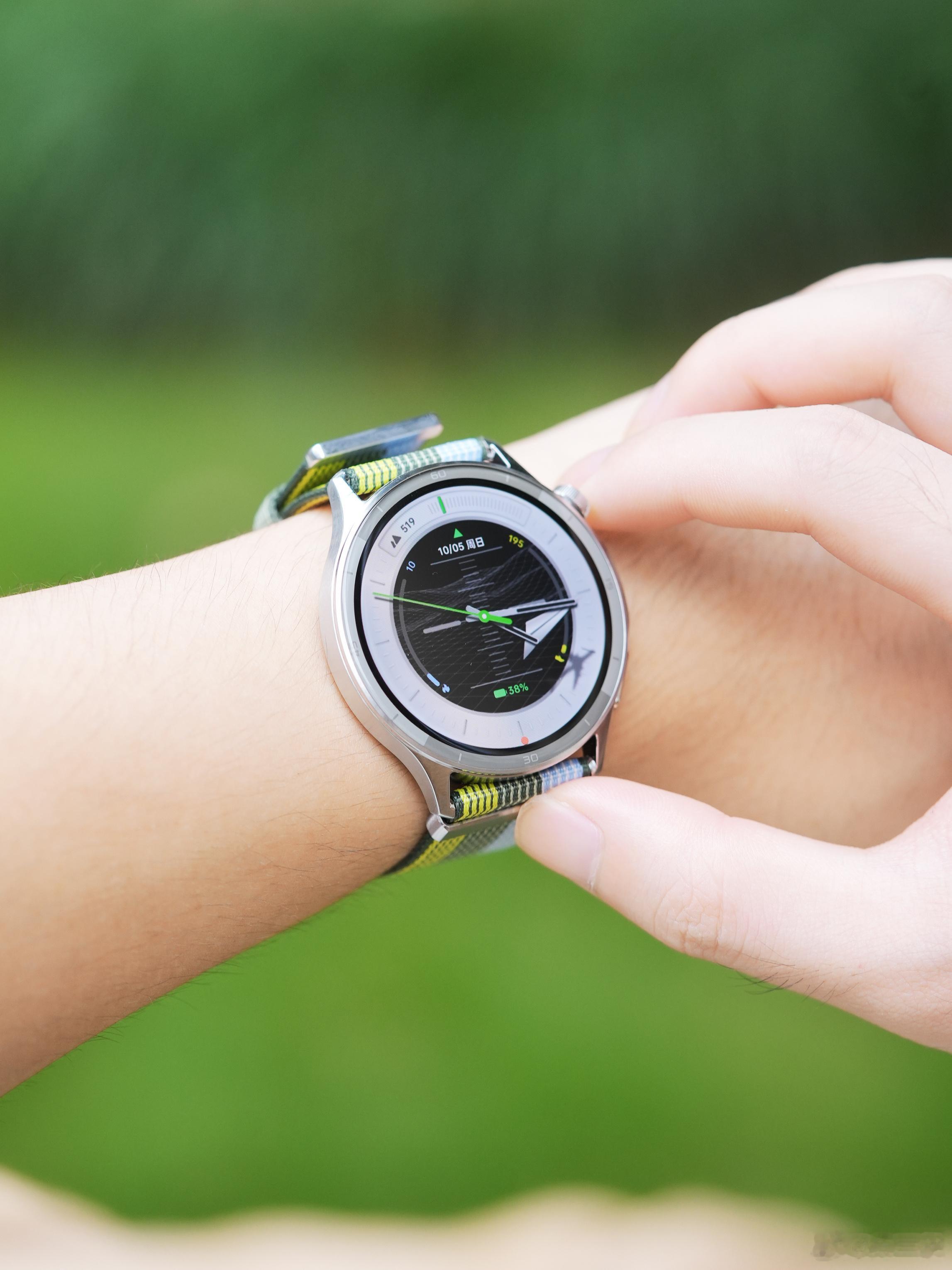 OPPO Watch S跃动绿茵，一款相当有活力的配色。圆形表盘，不光是在表框处