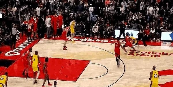 就站在那一瞬间。
他没有出手。
把绝杀的球给了八村垒。
1297场连得双位数的神