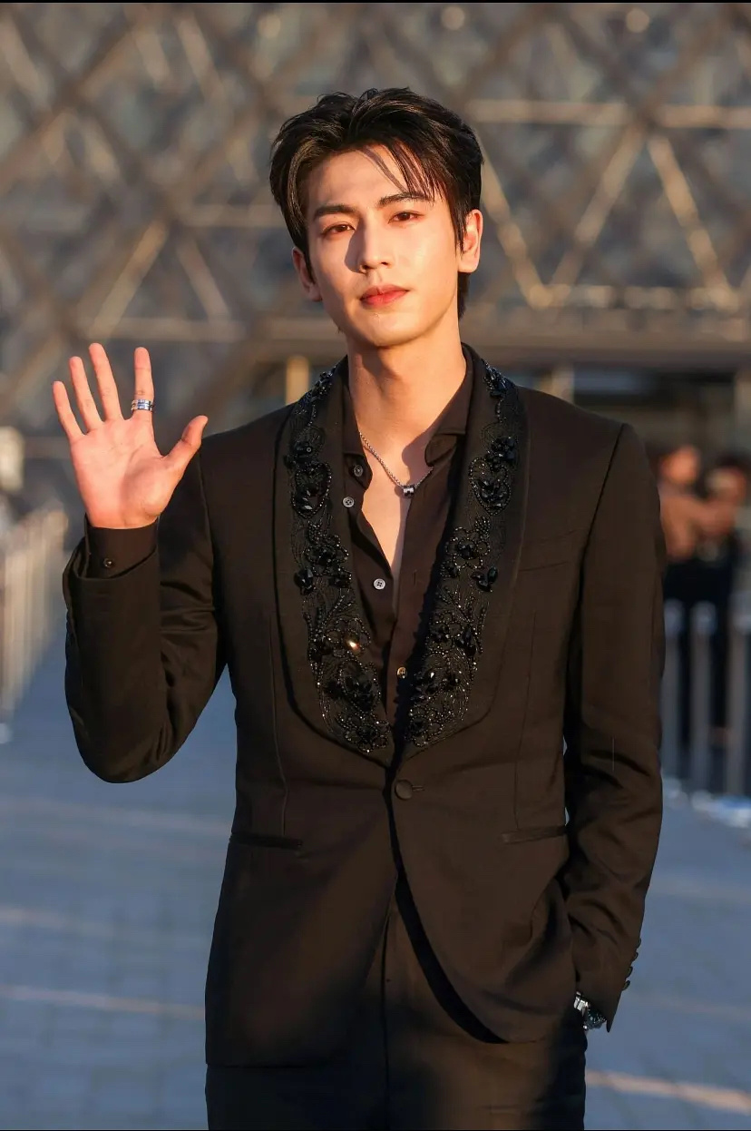 张凌赫真的是五五分啊，他的致命伤是头肩比 