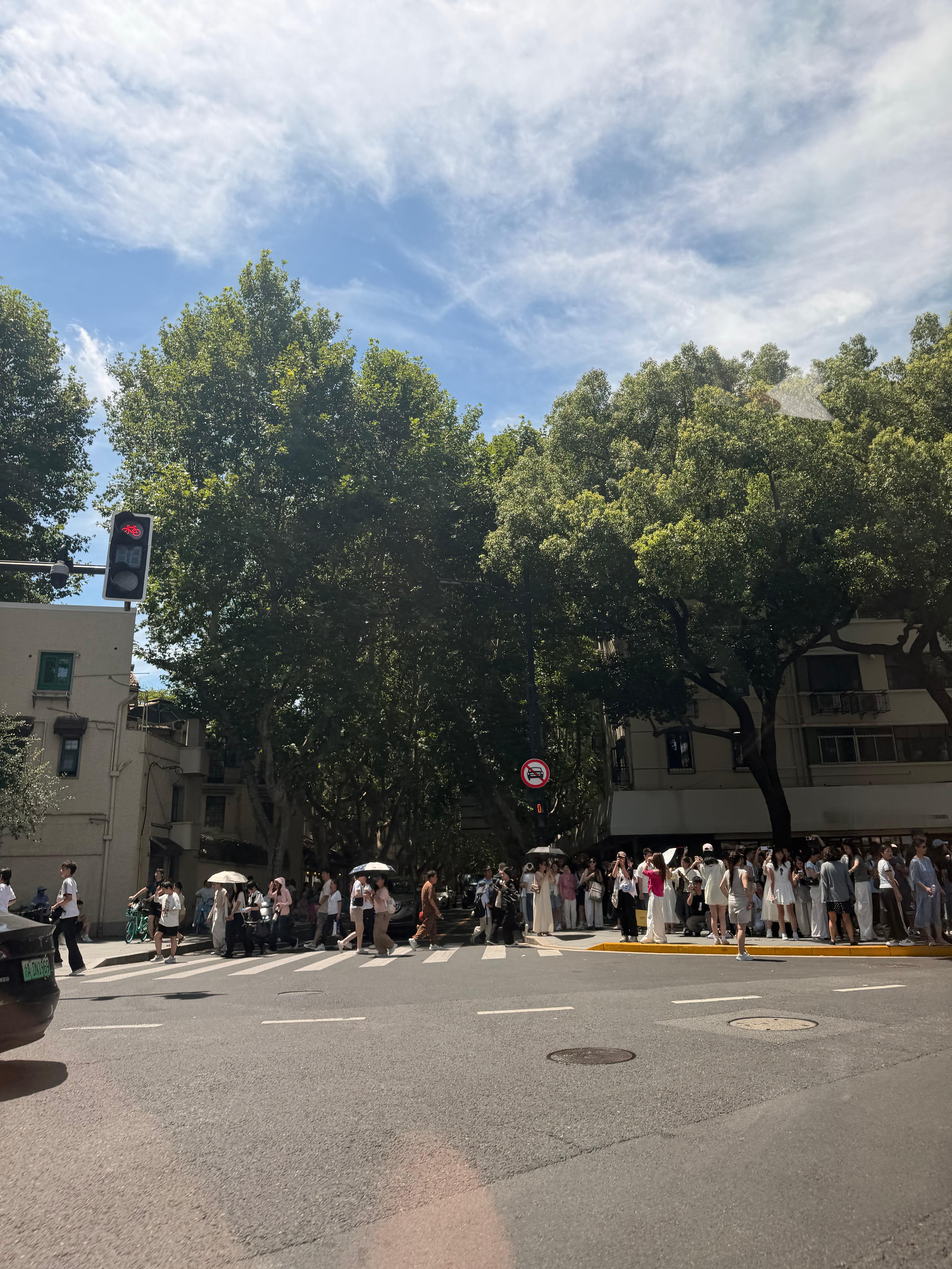 太佩服这个天来打卡武康大楼的人了 