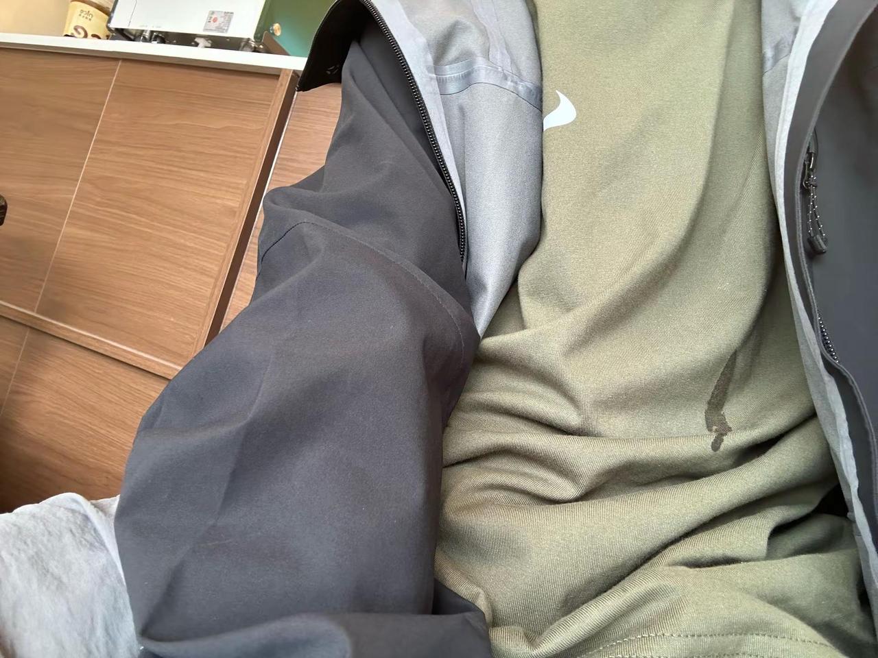 到了晚上，枕头和床总会替我收下那些没说出口的话，还有那些眼泪，第二天醒来，又像什