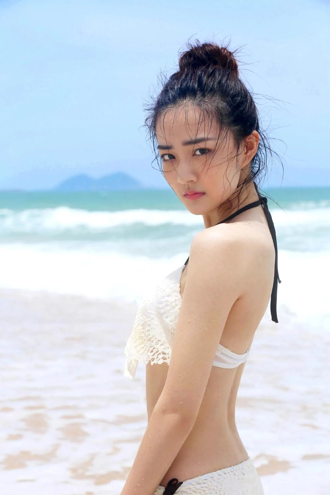 徐璐，海边少女，微风轻拂，夏日风情海边白衣少女 海边少女感写真