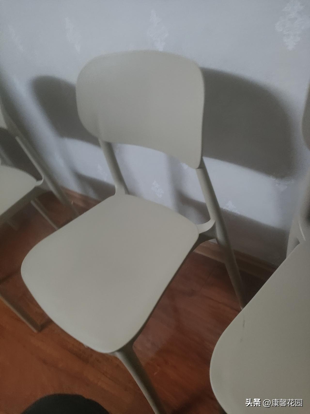 这把塑料椅，藏着生活的小温柔
 
我家这几把塑料椅，看着平平无奇，却是每天坐得最