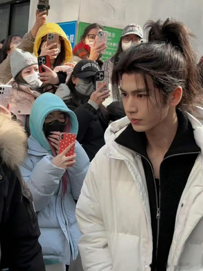 张凌赫归鸾开机出妆张凌赫归鸾首套造型 救命！张凌赫《归鸾》开机出妆，首套造型糙汉