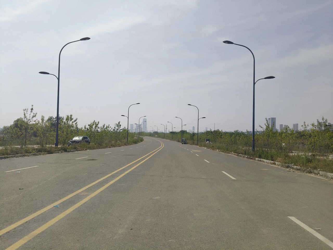城市的一角，一片荒芜！
主干道路已经修好，想必之前这片区域已经有了一个规划，但随