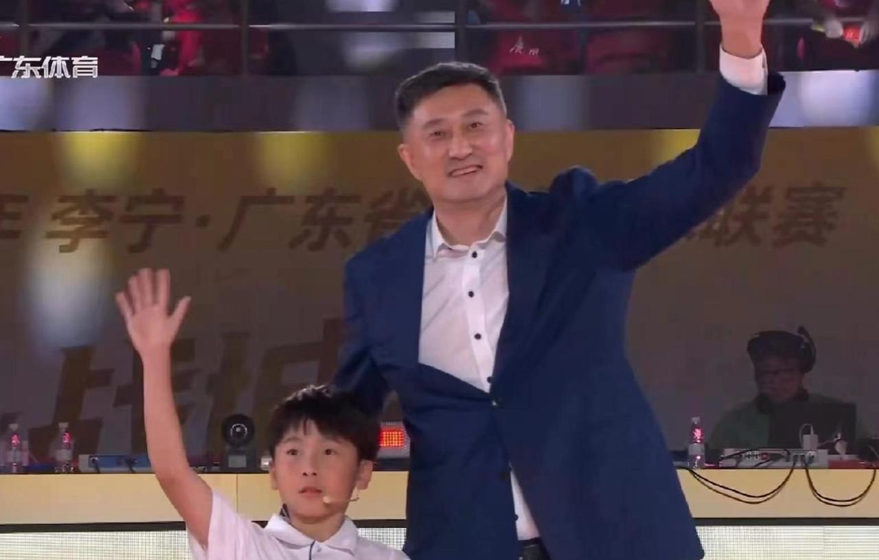 杜锋春风得意，满面笑容！
要说最近广东篮球圈最风光的人，那必须是杜锋！昨晚的广东