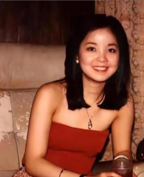 1995年5月8日，42岁的邓丽君因哮喘突发，猝逝于泰国清迈 。鲜为人知的是，离