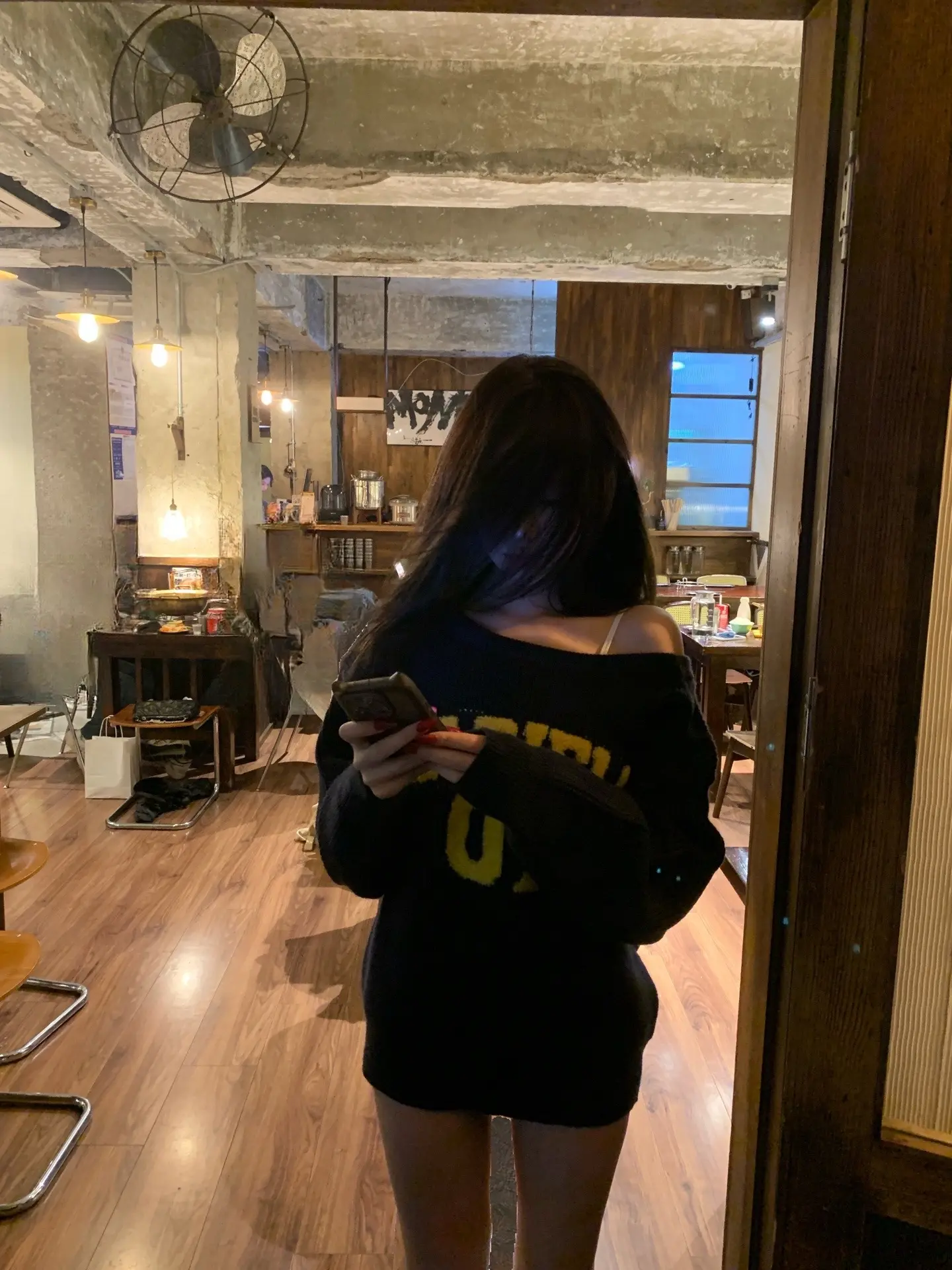 去年冬天 我们牵手许诺永远 转眼又是一年