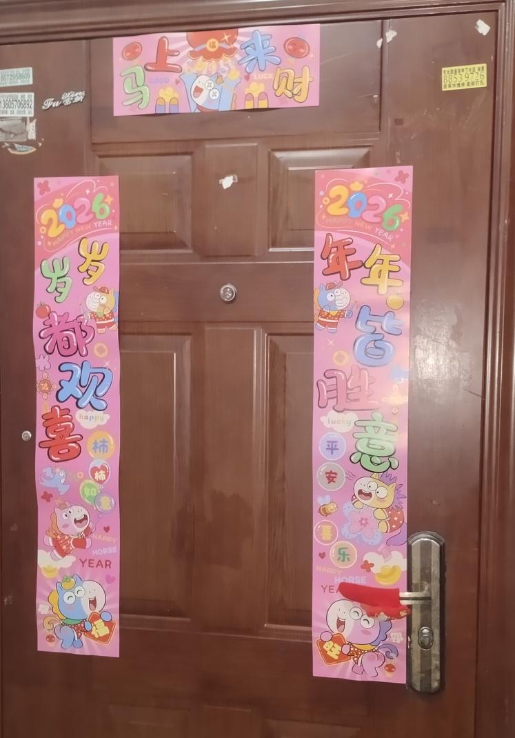 春联正常情况都是贴红色的，只有家里前一年有人过世了才会贴其他颜色的，比如白色、绿