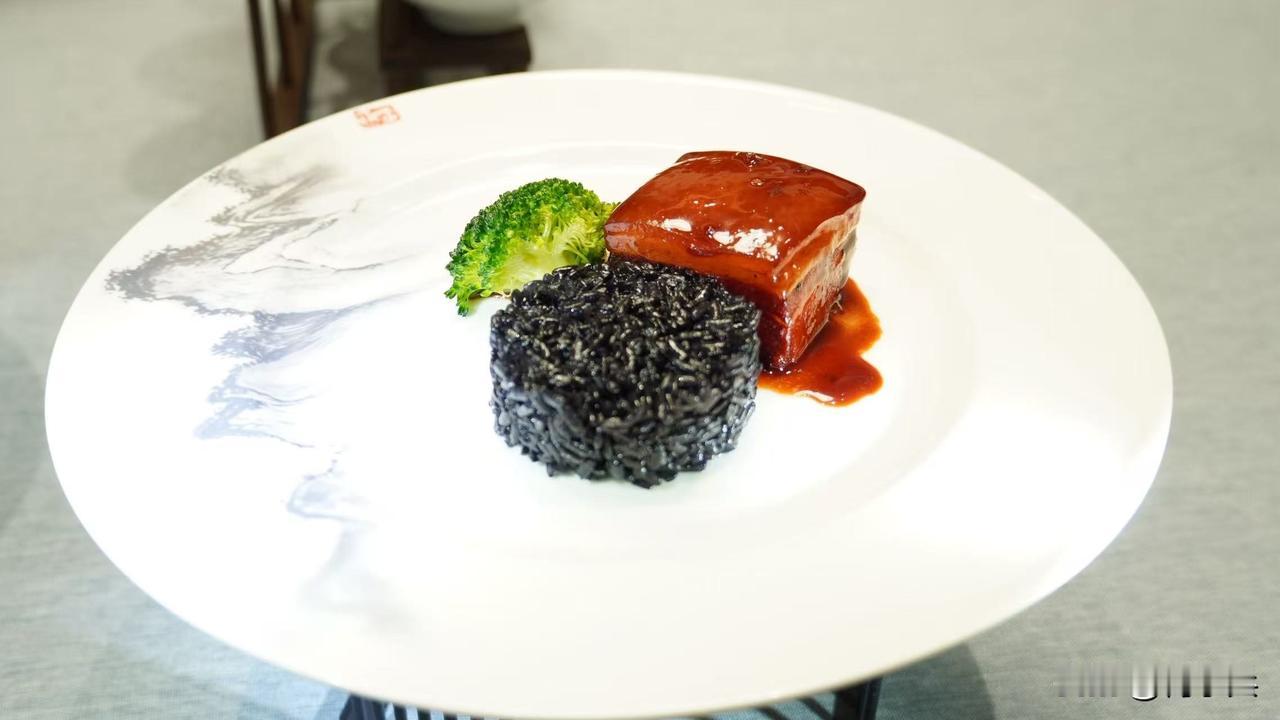 乌米配东坡肉，粗细搭配兼顾风味与营养，科学饮食守护健康生活。