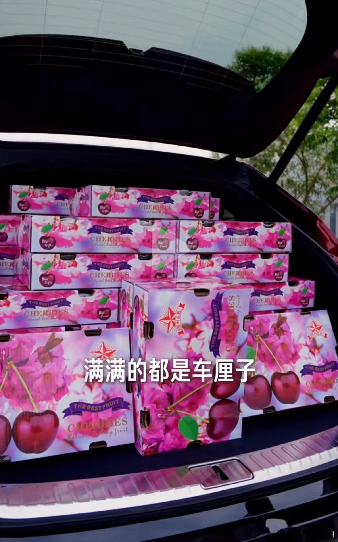这个事儿的责任，我感觉在策划这个视频的编导。图中这么装首先是挡住了中央后视镜的视