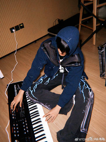 赵丽颖站姐发了张极 从少年歌手到新生代偶像，张极不断成长，赵丽颖站姐的分享让他收