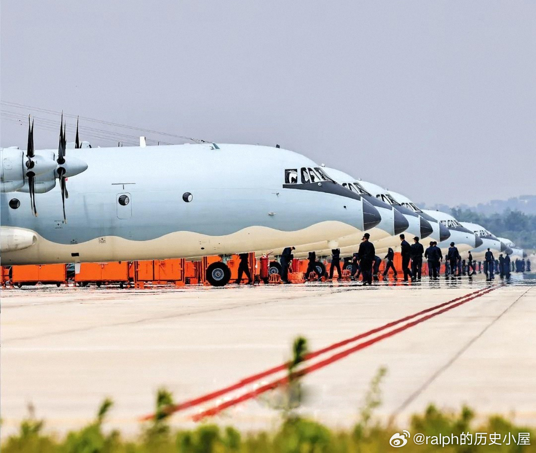 2023年11月西部战区空军航空兵某团组织机务官兵开展“一专多能”训练，这是官兵