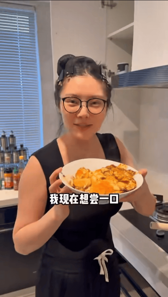 徐冬冬自创椰汁爆蛋厨房小白也想跟着学，颜值和味道双在线，难怪尹子维吃得这么香 