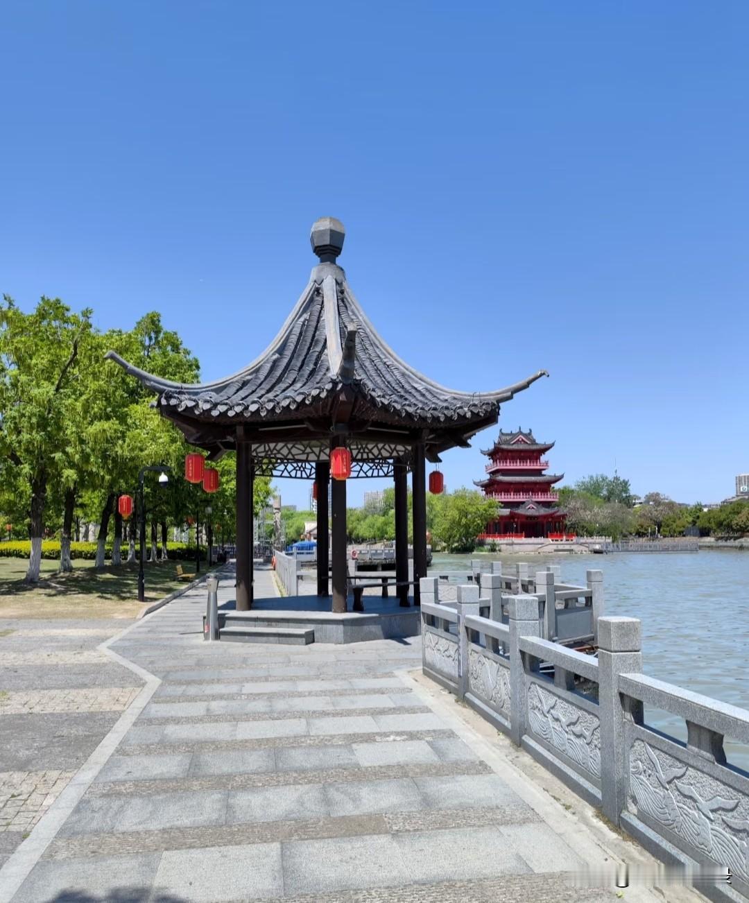繁华终会落幕，平淡才是本真。看过万般热闹，才懂平淡最抚人心。不必追逐光鲜浮华，三