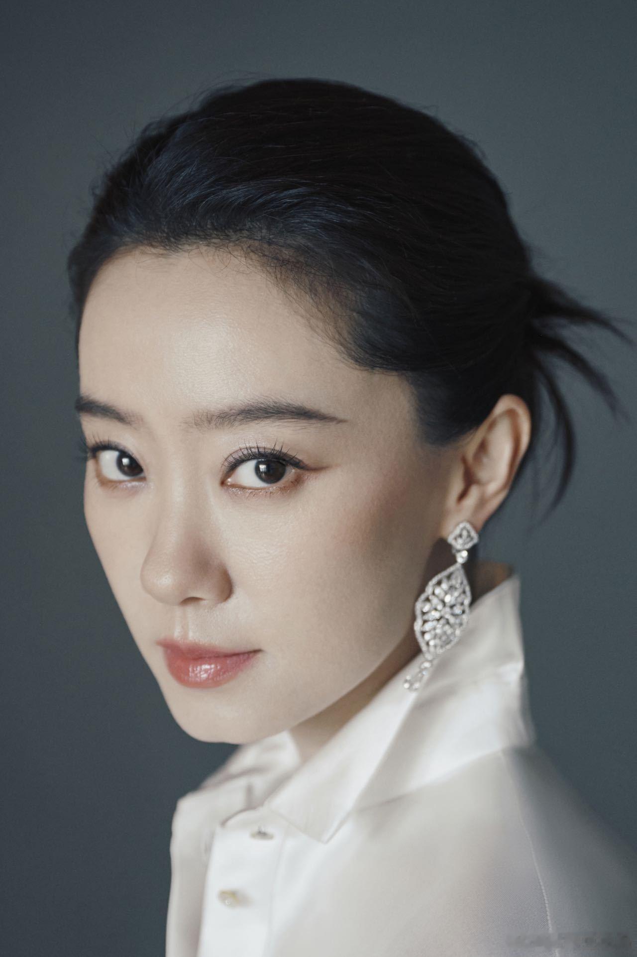 张小斐白裙主人级别 越是简单的造型越考验气质，张小斐完美驾驭这条白裙，没有繁杂设