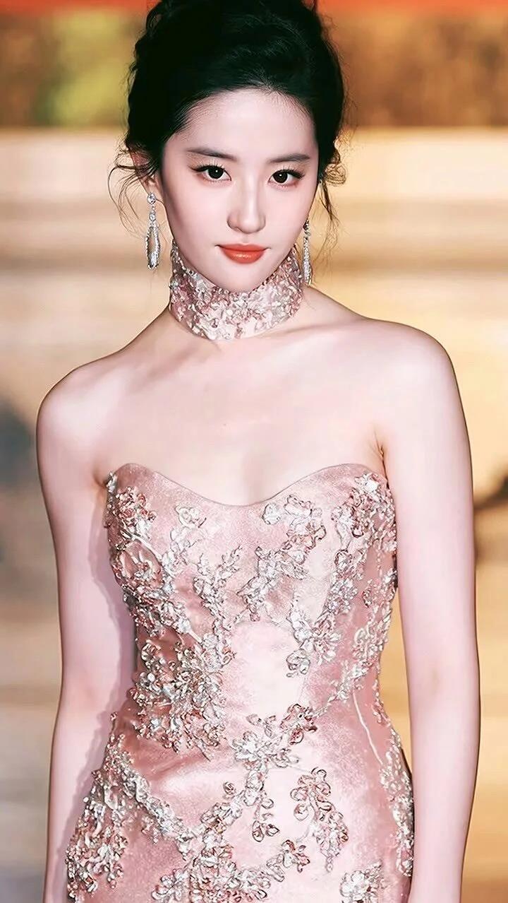 这种美，是自信与从容的体现。她坦然接纳自己的身材，不被外界的审美标准左右，带着自