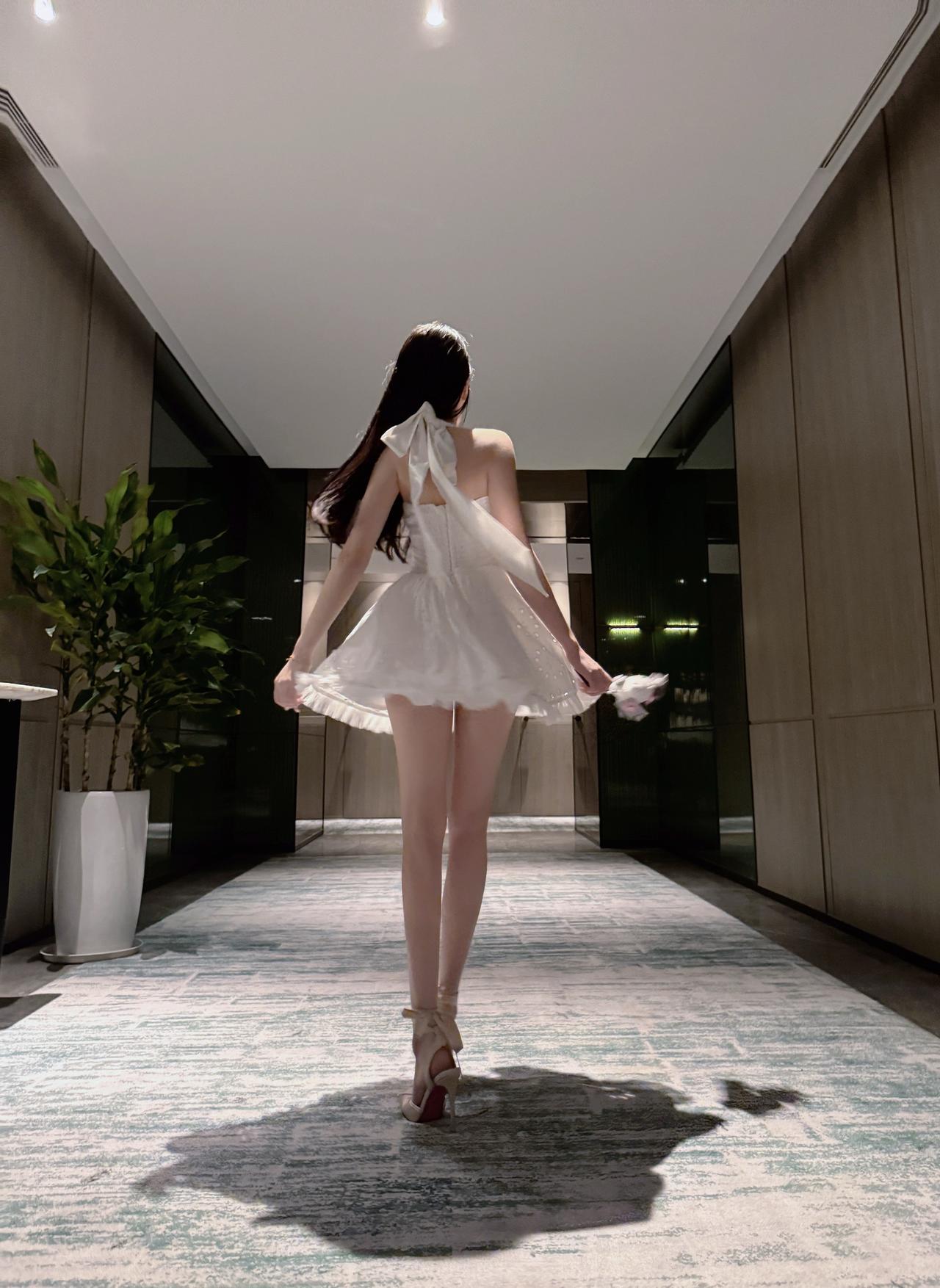 就算踩你你也要为我的红底高跟鞋买单
完全主人 穿搭