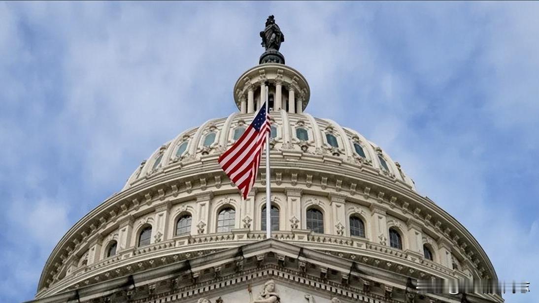 美国财长贝森特突然对华放出狠言，公然威胁要制裁中国银行，语气嚣张跋扈，一时间引发