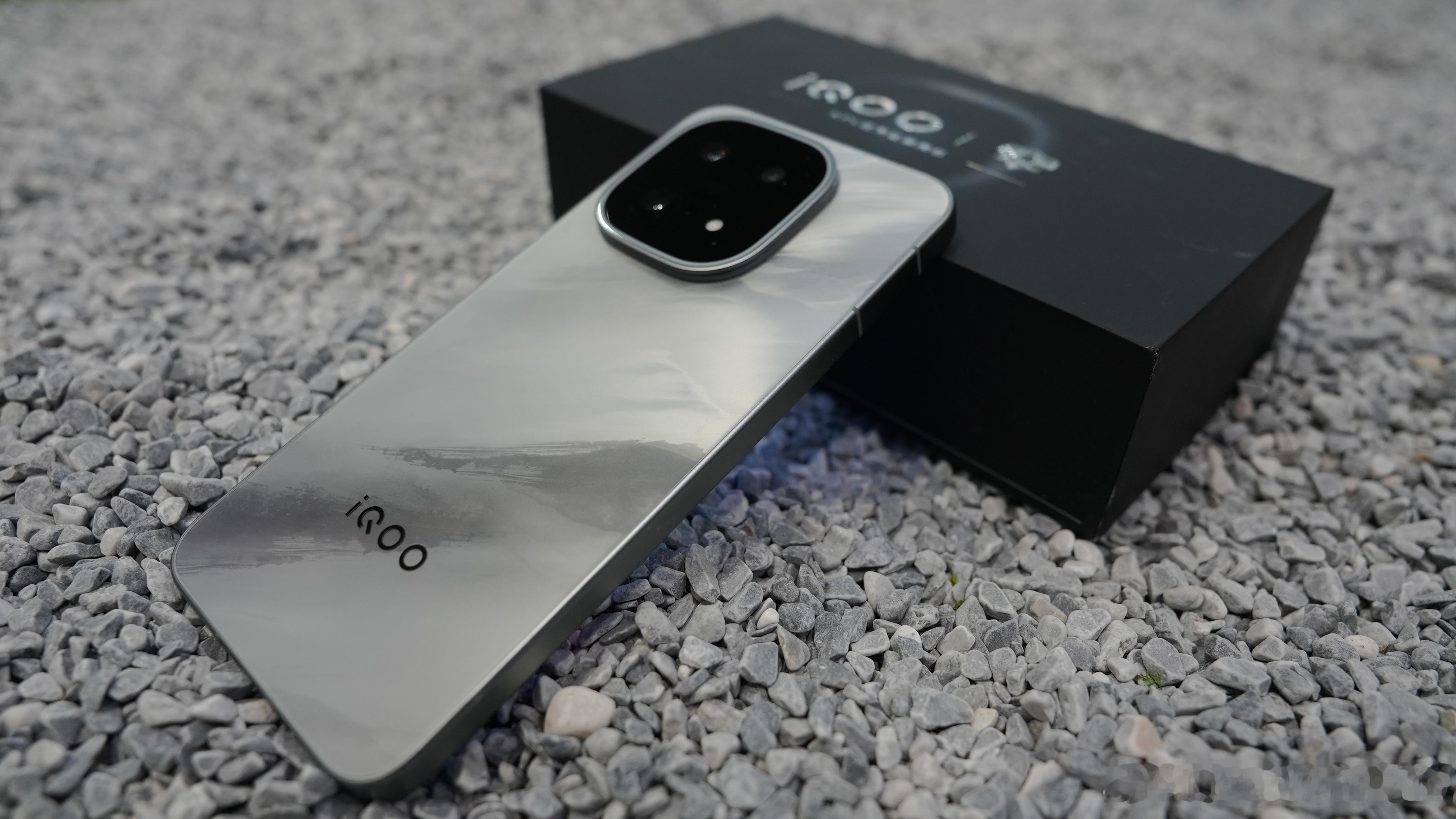 今天竞燃之夜的红毯现场，也真的是众星云集✨大家有没有好奇嘉宾们人手一台的iQOO