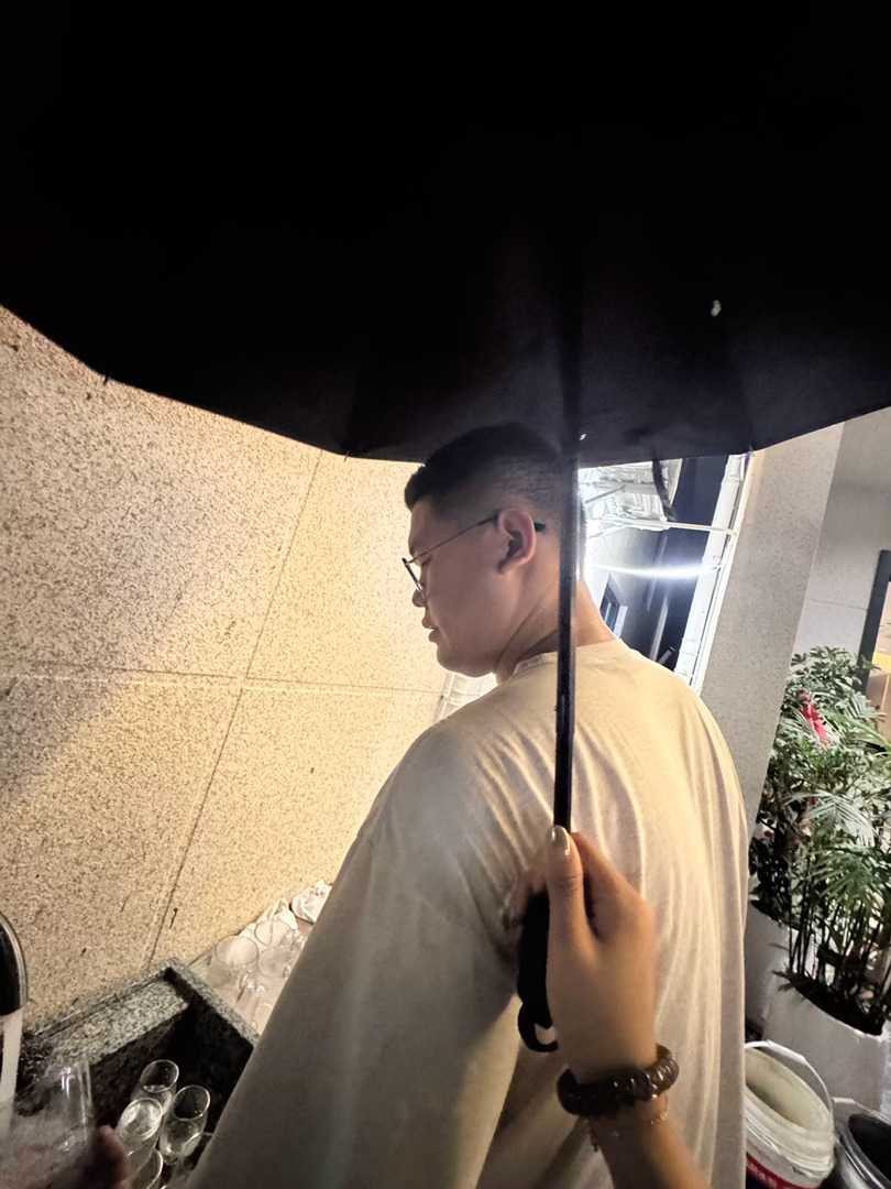 没想到今晚这么大雨 满桌了