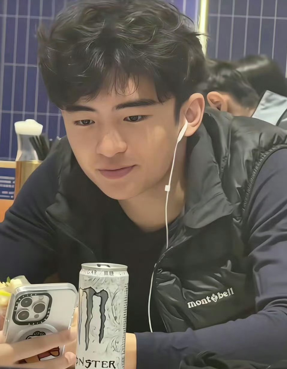 Lucas19岁了张柏芝发文并晒视频为大儿子lucas庆生 印象里还是小孩子 没