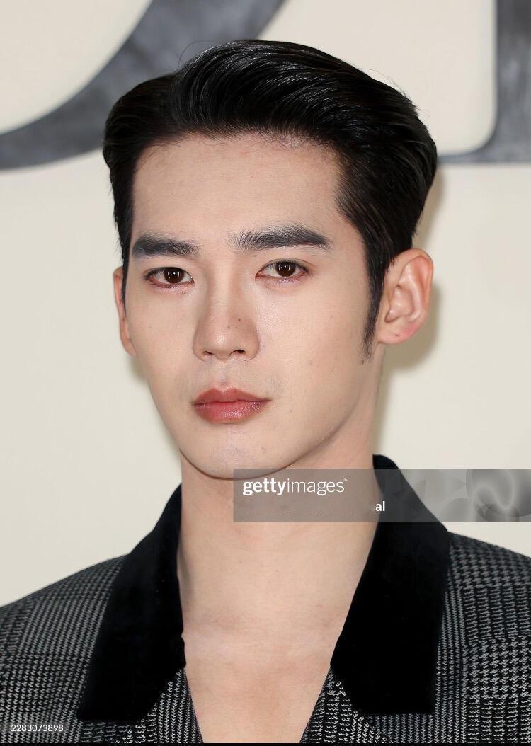 巴黎男装周天气 时髦自动消失巴黎时装周男星G社生图，这么高级的脸也得是热到快脱妆