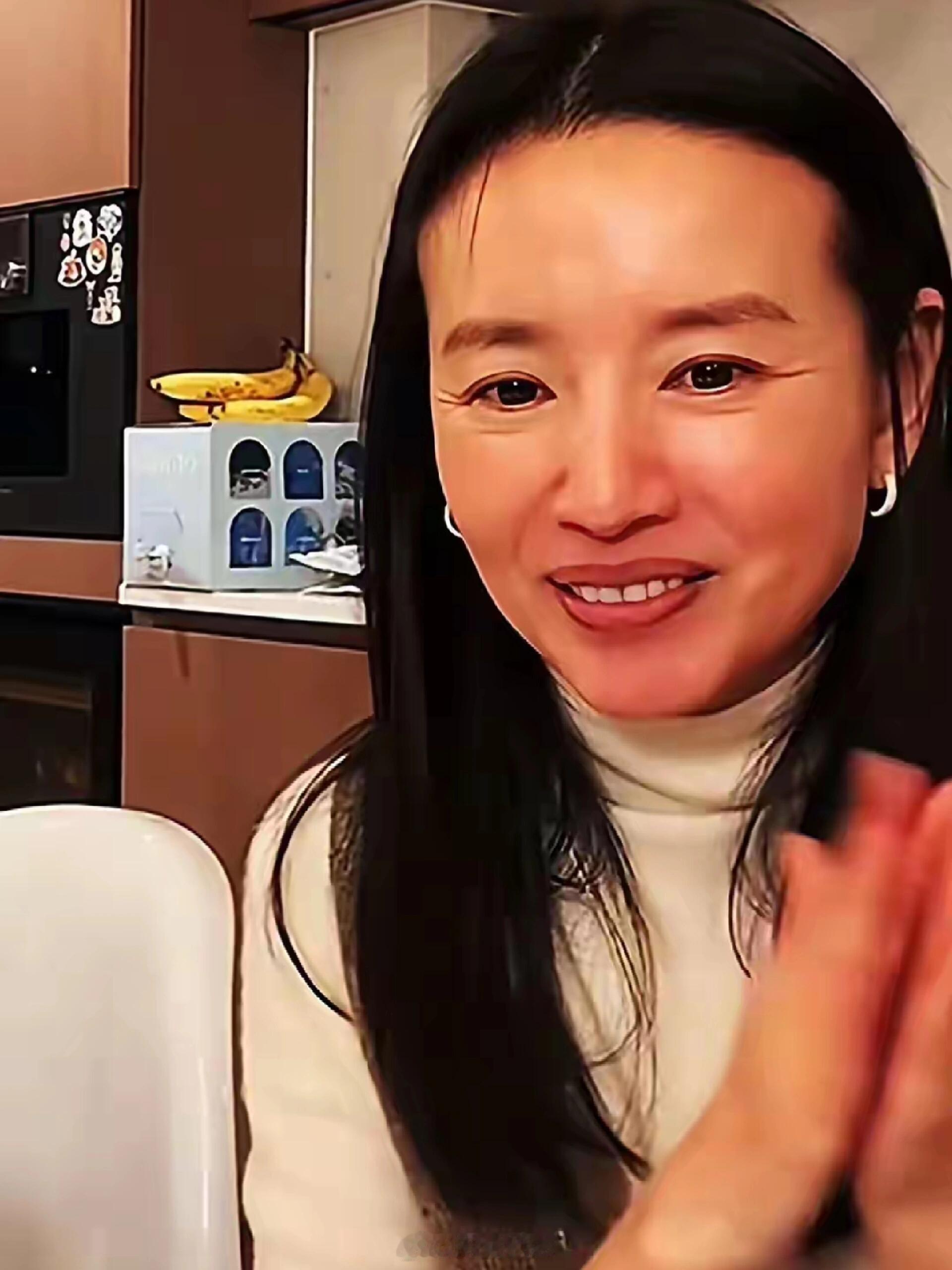 45岁董洁胆大直播关美颜19岁曾与谢霆锋牵手 ​​​