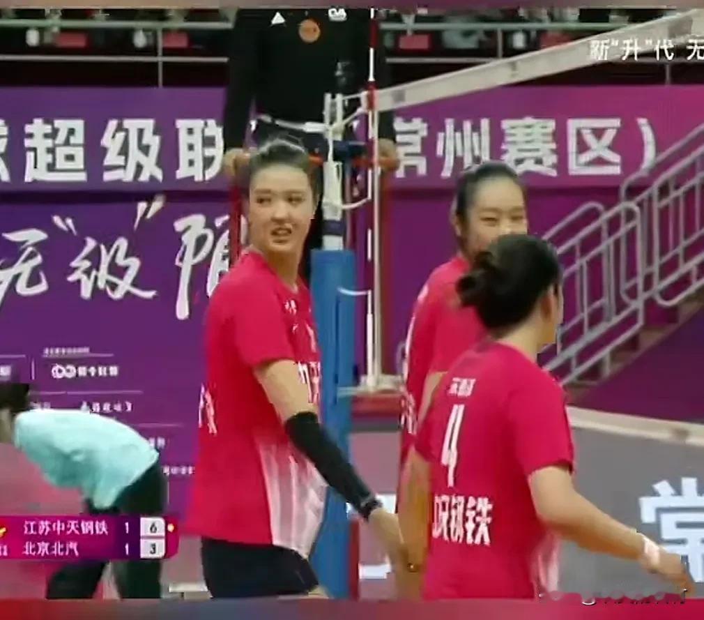排超联赛第六轮江苏女排3:2艰难战胜北京女排。
第一局北京女排25:20战胜江苏