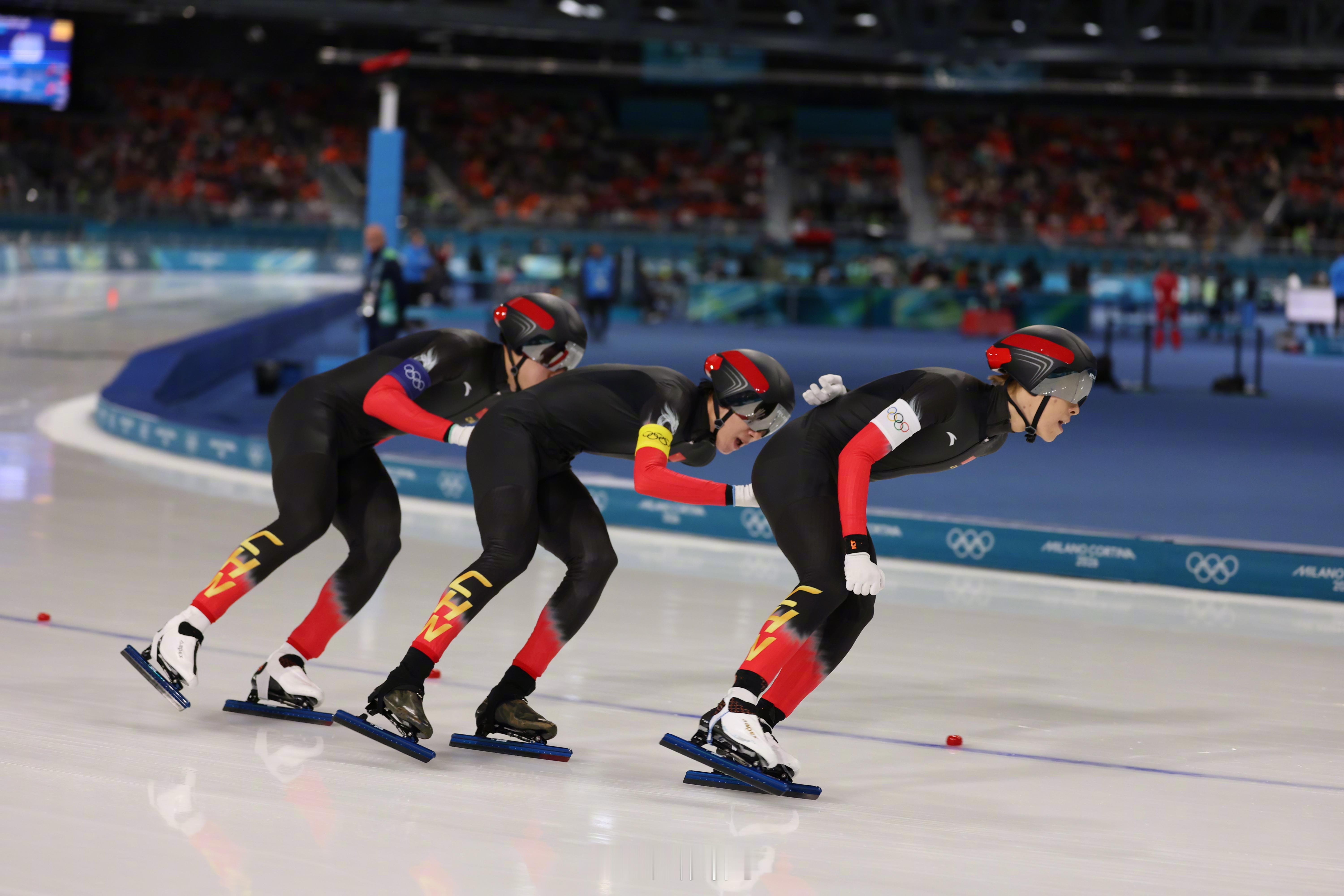 米兰冬奥会速度滑冰男子团体追逐B组决赛，刘瀚彬、吴宇和李文淏组成的中国队战胜荷兰