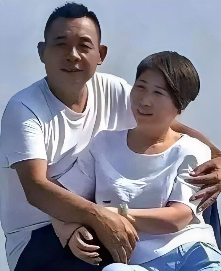 这是于东来的妻子马丽，
此马丽不是演员马丽，完全是两个人。
虽然两人挣了不少钱，