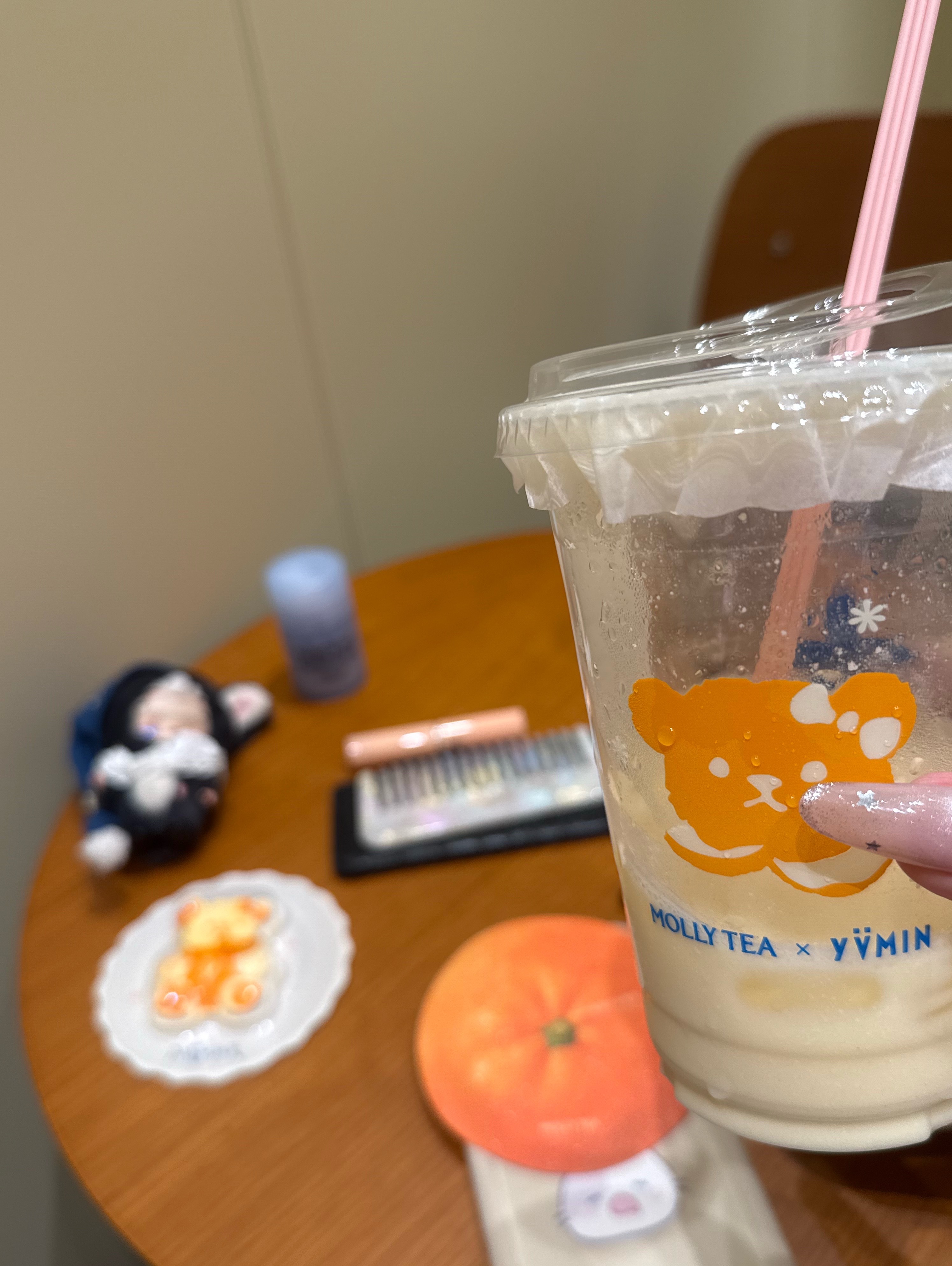 到底谁发明的秋天第一杯奶茶好好的仪式感被创造出来也太幸福啦！一杯甜甜的奶茶迎接秋