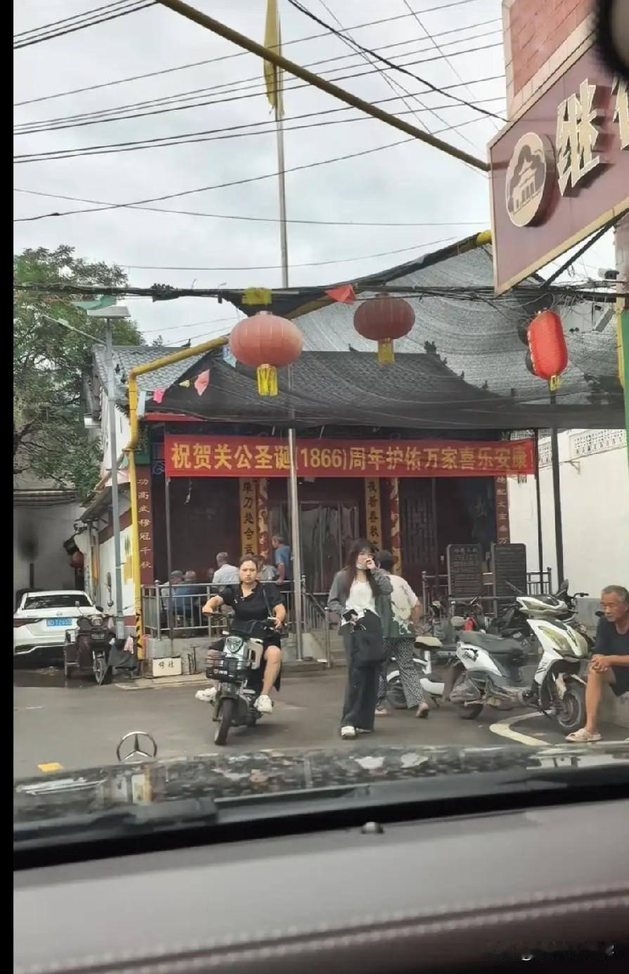 这个关帝庙，横幅写着祝贺关公圣诞1866周年，好多人心里都犯嘀咕。
 
咱们看《