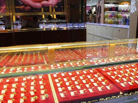 黄金跌了金店却没降，这笔账多数人没算清楚



9 月 5 日，伦敦金现收盘报 