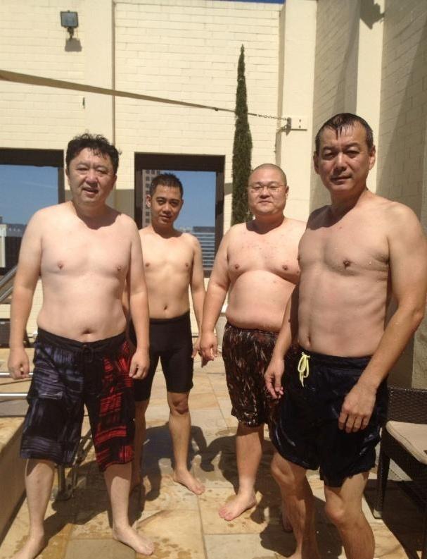 德云社成员在户外泳池边的合照：
我认出了德云社元老级相声演员于谦，他身材微胖，烫