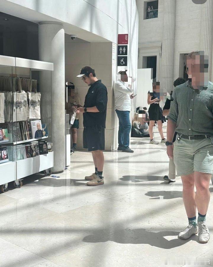金世佳肚子和老婆逛博物馆被拍到，这不叫“胖出大叔感”，这叫“幸福肥天花板”202
