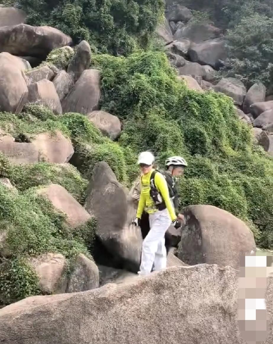 11月16日，江西。女子户外爬山时在石头上跳跃，大喊：“我来个跳的”后不慎摔落！