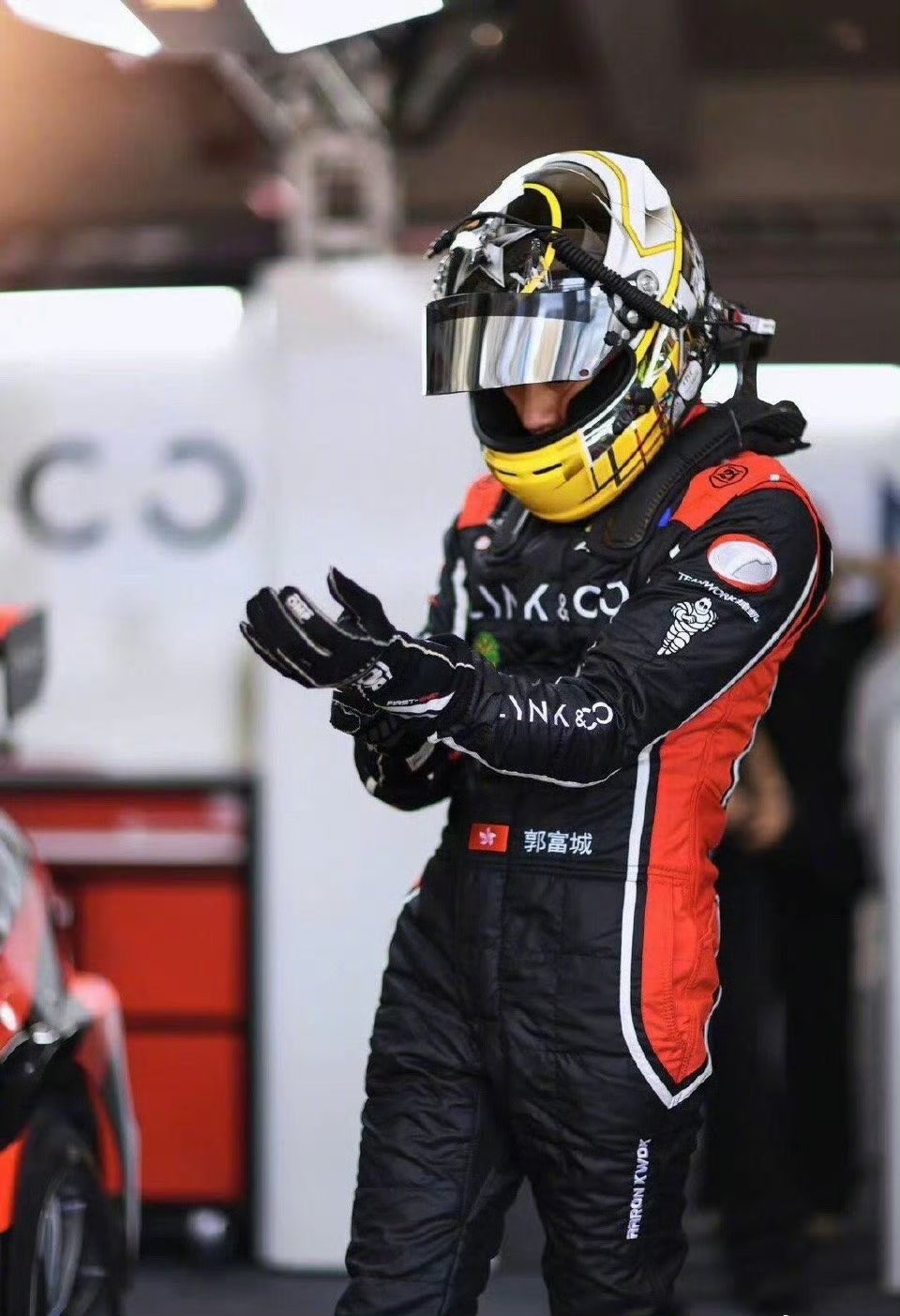 王一博《闪耀动起来》还是太权威了，一个竖版舞台两大官 媒都在发郭富城说与王一博只