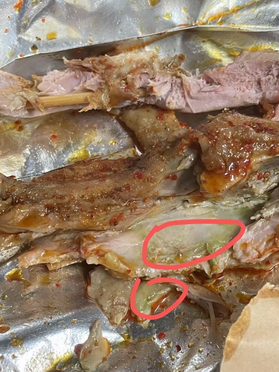 大学生还是太好忽悠了鹅腿阿姨说绿色鸭腿是因为用了蔬菜汁浸泡，不仅信了还要感谢并相