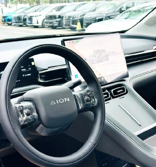 这款埃安i60的内饰用料还是挺扎实的，摸起来没有廉价感，做工也特别的精细。车内的