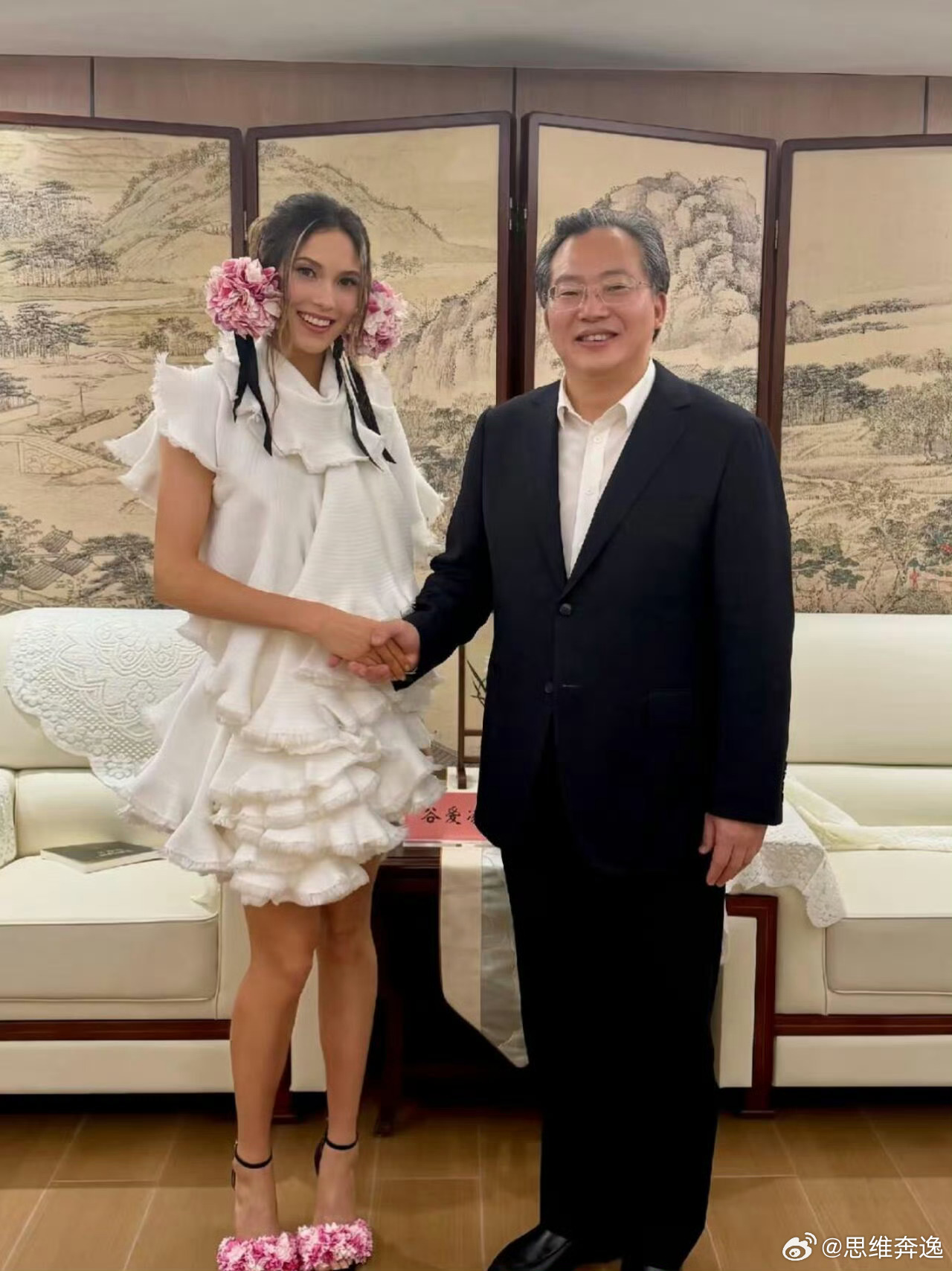 苏州市委书记会见谷爱凌，这妆造亮了。 ​​​