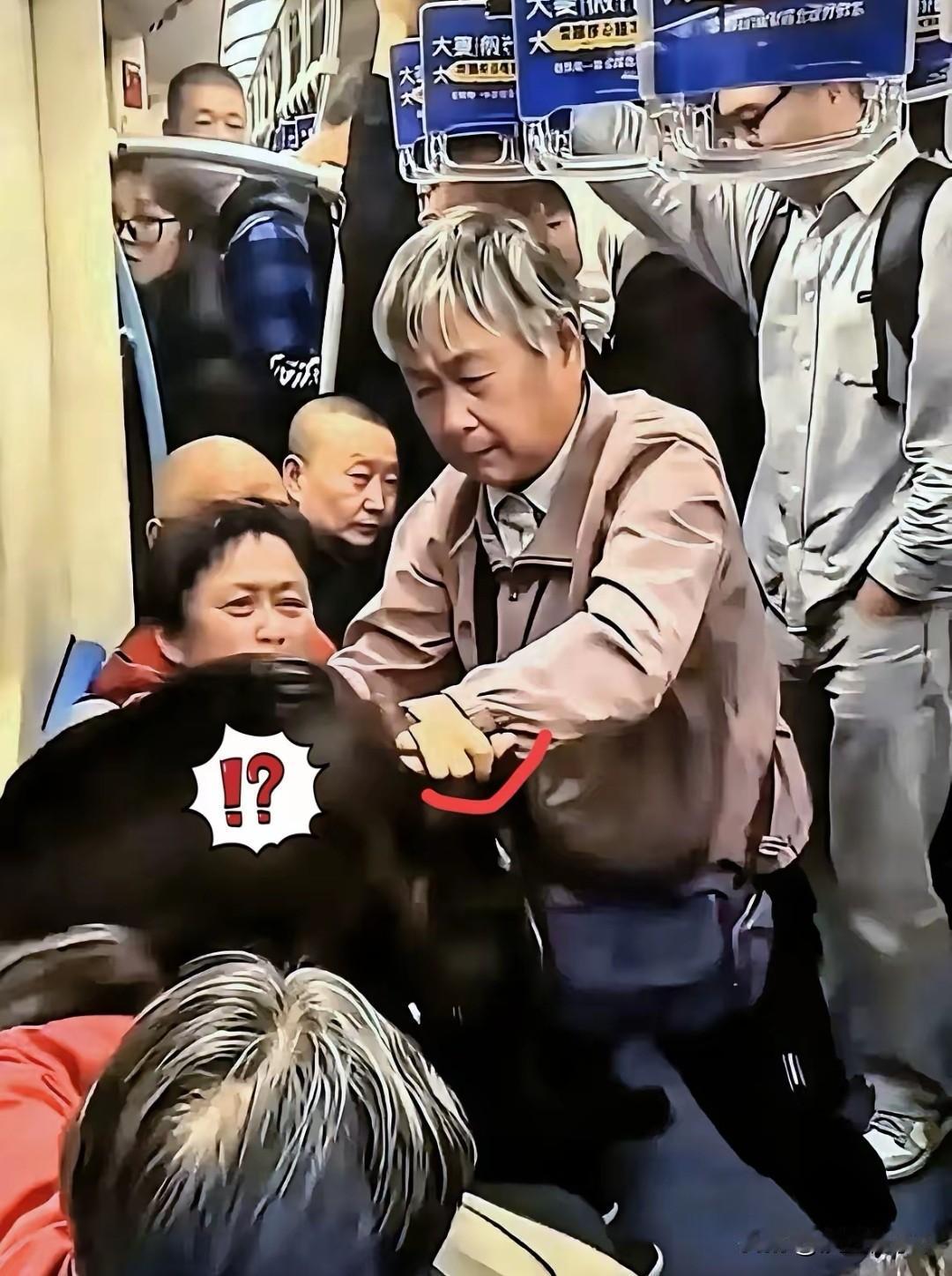 俩大妈把女孩打哭还吐口水
 
上海地铁两大妈因女孩不让座施暴，警方已立案调查。