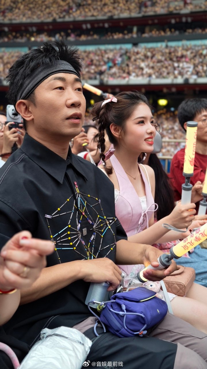 艾米首次看周董演唱会偶遇杨迪 头一回看周董演唱会就嗨翻全场，没想到还偶遇了，俩人