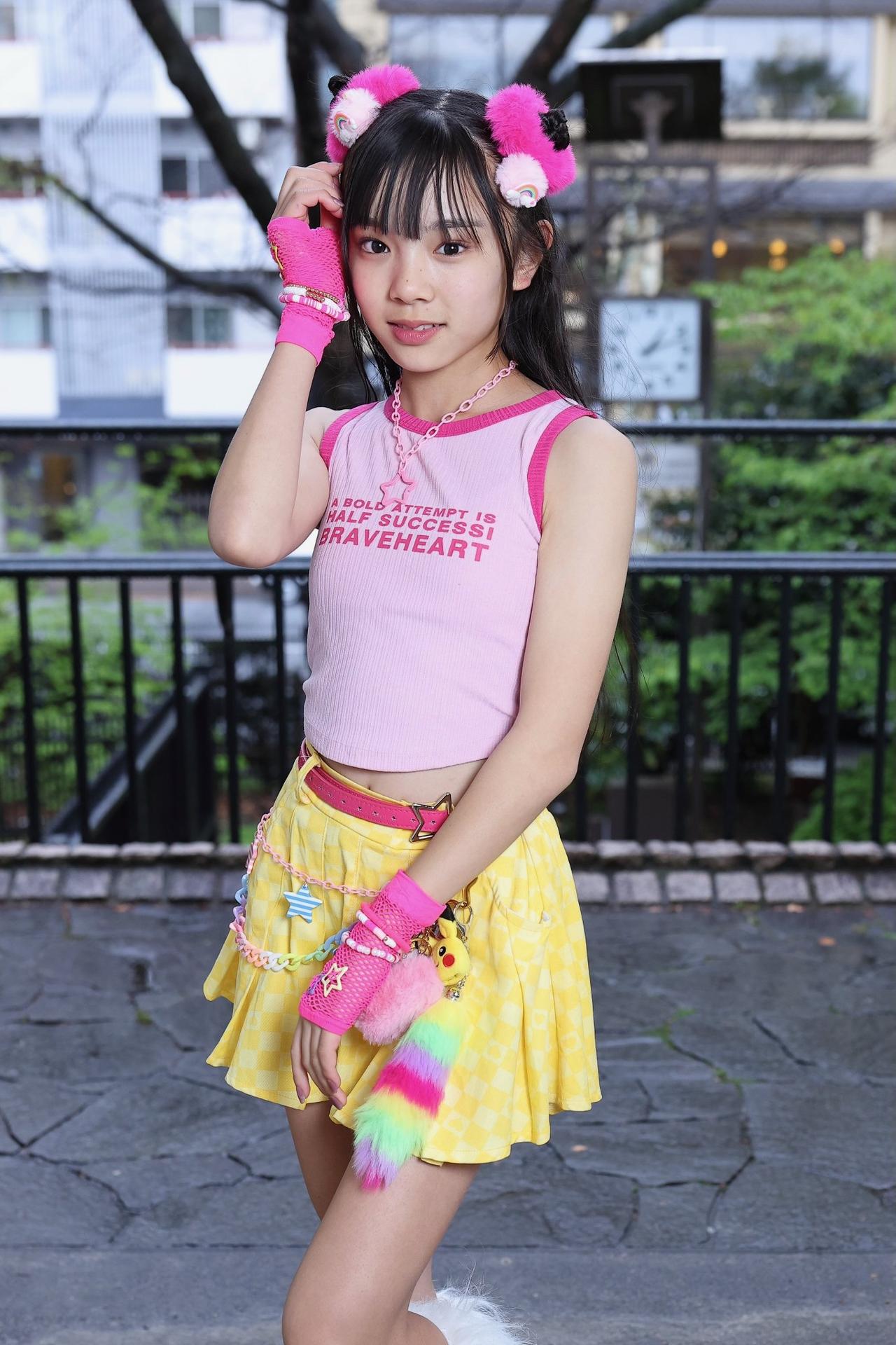 粉裙少女心，娇俏似春花。