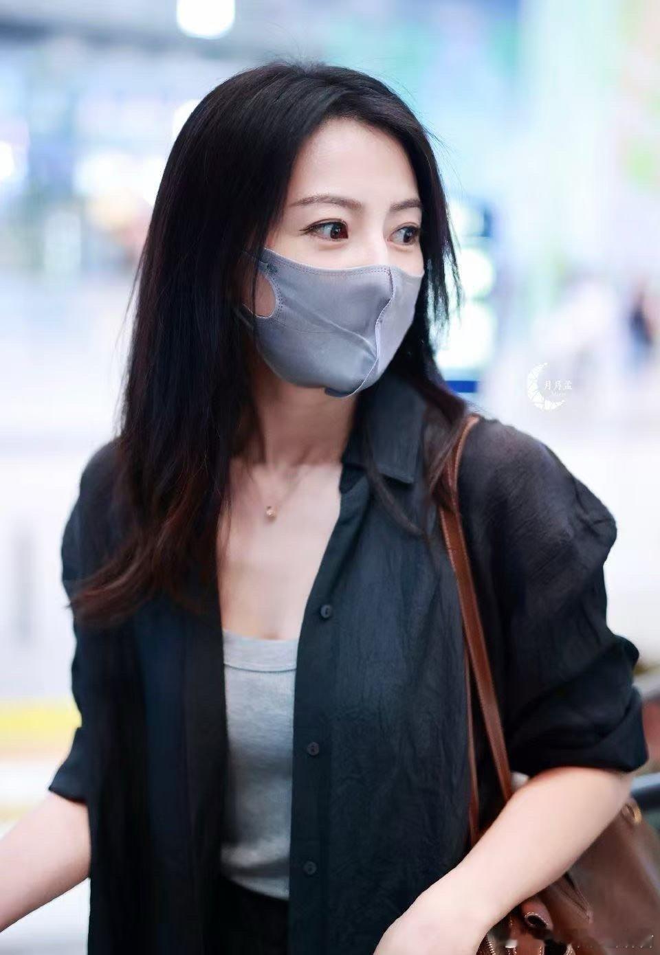 高圆圆机场早秋穿搭 又被高圆圆的衣品惊艳到！风衣牛仔裤基础款穿出高级感，格子衬衫