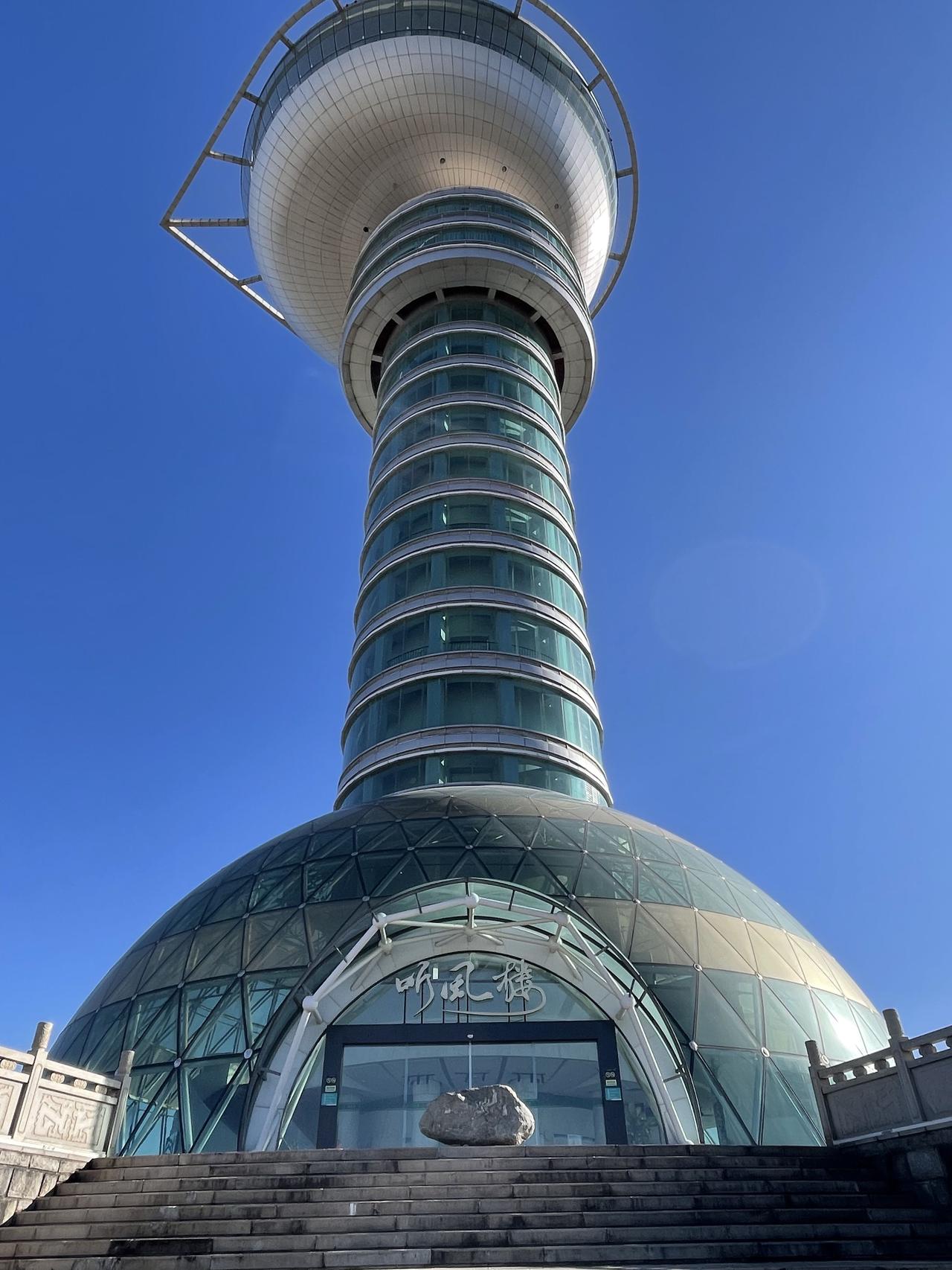 听风楼为什么现在不开放啊？看到远处山上有一个玻璃水塔一样的建筑，感觉很奇特，想去