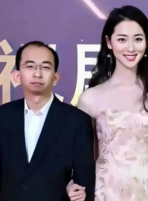巨兴茂用10亿身家，娶到了大美女孟久淇，明明是人生赢家，却因和妻子的颜值差距，被